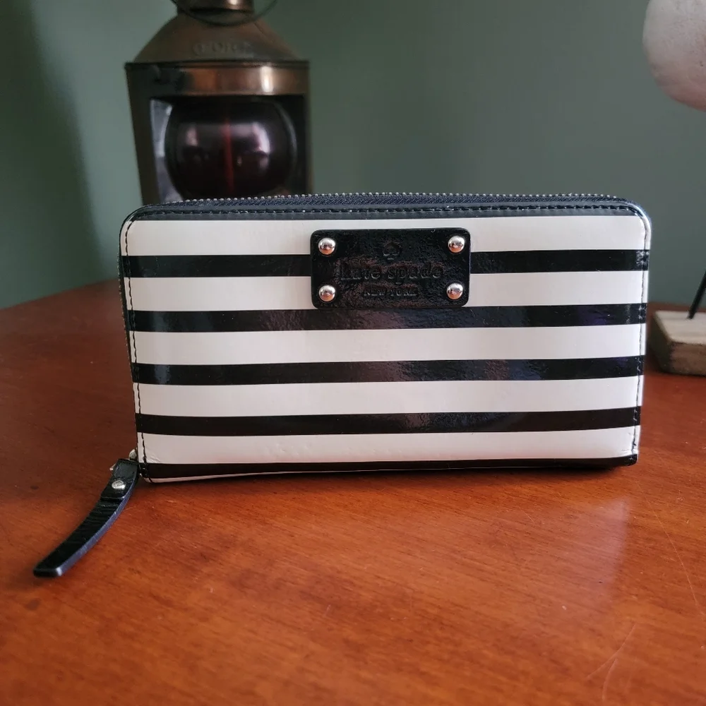 Kate Spade WLRU1459 Wellesley Stripe Patent Leather Zip Wallet Black White